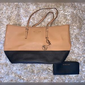 Michael Kors 2-Tone Tote + Wallet 🤩
